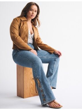 Curve Love Mid Rise Bootcut Vegan
Suede Lace Jean Size 30 Short